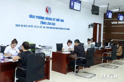 At the one-door administrative unit of the Public Administration Service Center in Lao Cai province (Photo: VNA)