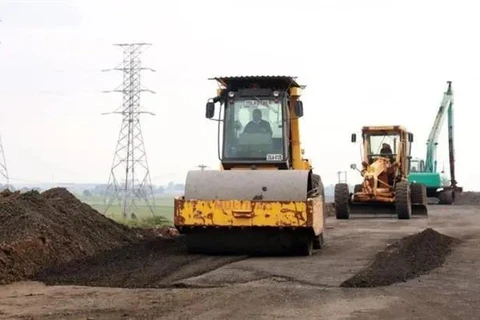 Work on the North-South expressway project is being accelerated. Together with the expressway, the high-speed railway is expected to meet transport demand and contribute to sustainably restructuring the transport market share along the North-South corridor. (Photo: VNA)