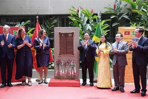 PM Pham Minh Chinh (fourth from right) attends the inauguration ceremony of the plaque in commemoration of late President Ho Chi Minh in Rio de Janeiro city, Brazil. (Photo: VNA)