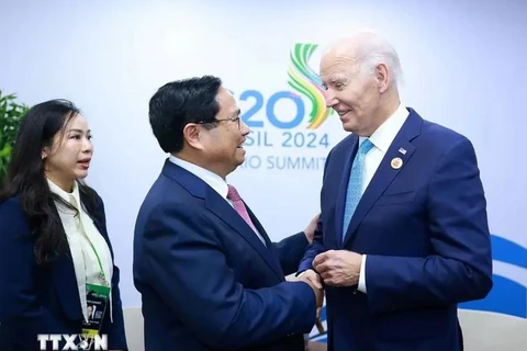 PM Pham Minh Chinh (L) and US President Joe Biden in a brief meeting on the sidelines of the G20 Summit in Rio de Janeiro. (Photo: VNA)