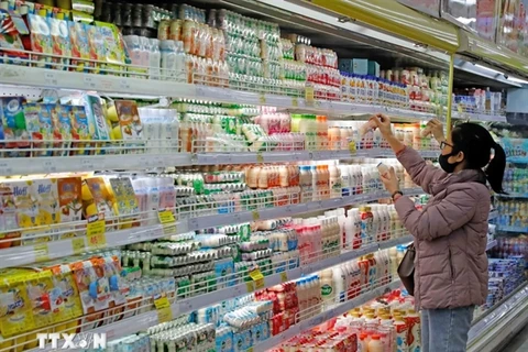 A customer shops at a supermarket in Hai Ba Trung district, Hanoi (Photo: VNA)