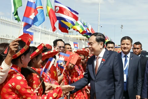 The farewell ceremony for NA Chairman Tran Thanh Man at Pochentong International Airport, Phnom Penh, Cambodia (Photo: VNA)