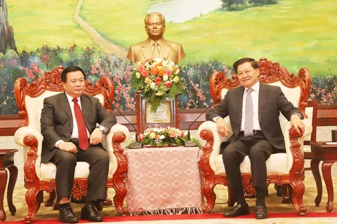 General Secretary of the Lao People's Revolutionary Party (LPRP) Central Committee and President of Laos Thongloun Sisoulith (R) receives Politburo member, President of the Ho Chi Minh National Academy of Politics (HCMA) and Chairman of the Central Theoretical Council Nguyen Xuan Thang on November 26. (Photo: VNA)