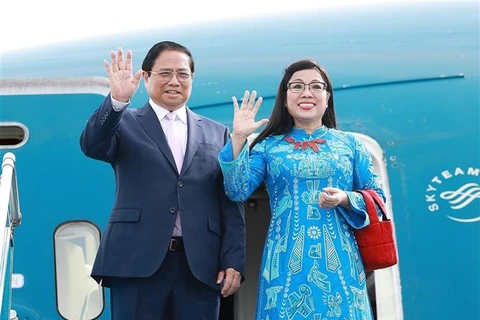 PM Pham Minh Chinh and his spouse Le Thi Bich Tran leave Hanoi for an official visit to the Republic of Korea (Photo: VNA) 