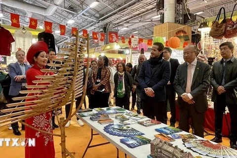 Vietnamese culture, handicraft products attract visitors at Paris Fair