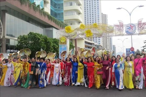 Ao dai parade impresses tourists in Nha Trang resort city