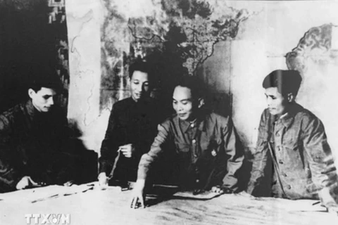 总军委、总司令部召开会议，讨论1953-1954年冬春作战计划。图自越通社
