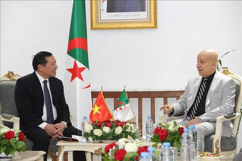 中央宣教部常务副部长赖春门和阿尔及利亚民族解放阵线党总书记阿卜杜勒克里姆·本巴雷克。图自越通社