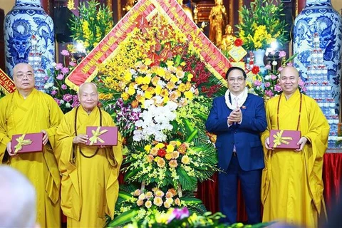 范明政总理出席在河内市馆使寺举行的佛诞节庆祝活动。图自越通社