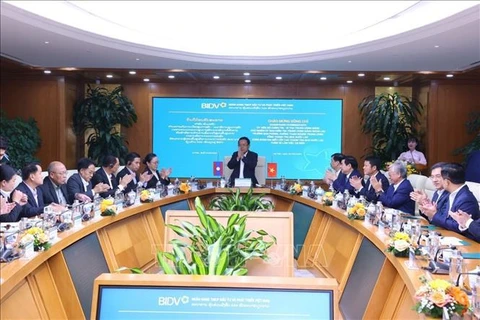 老挝人民革命党中央检查委员会高级代表团造访越南投资发展股份商业银行。图自越通社