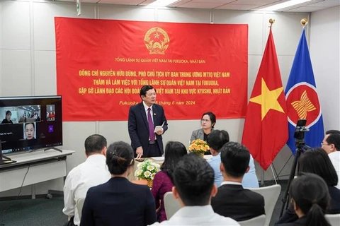越南代表团与越南驻福冈总领事馆举行工作会议和会见九州-冲绳和日本中南部地区的协会领导人代表。图自越通社