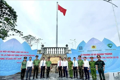 位于广宁省姑苏岛县青麟岛上的祖国旗台完工。图自越通社
