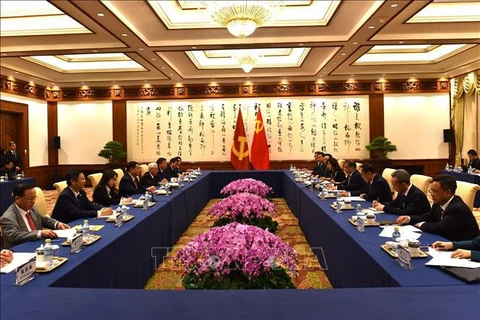 阮仲义一行与中共中央政治局委员、中央宣传部部长李书磊举行会谈场景。图自越通社