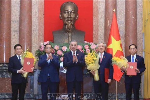 苏林与刚刚接到任命决定的阮和平、裴青山、胡德福、阮海宁、杜德维五位同志合影。图自越通社