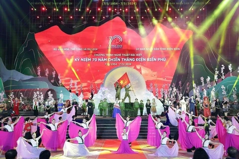 El programa artístico se celebra por motivo del 70 aniversario de la victoria de Dien Bien Phu. (Fuente: VNA)