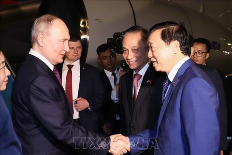 El jefe de la Comisión de Relaciones Exteriores del Comité Central del Partido Comunista de Vietnam, Le Hoai Trung. y el viceprimer ministro Tran Hong Ha reciben al presidente Vladimir Purin en el aeropuerto internacional de Noi Bai. (Fuente: VNA)