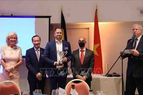 El embajador vietnamita en Bélgica, Nguyen Van Thao, entrega copa al ganador. (Fuente: VNA)