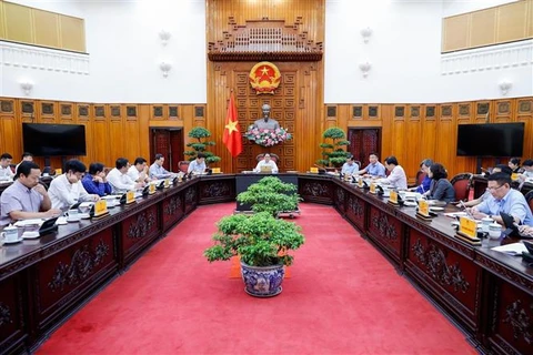 El Primer Ministro de Vietnam, Pham Minh Chinh, preside la primera reunión del Comité Directivo para revisar y manejar problemas de documentos legales. (Fuente: VNA)