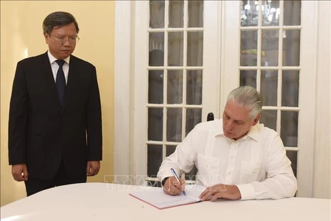 El primer secretario del Partido Comunista y presidente de Cuba, Miguel Díaz-Canel Bermúdez, firma el libro de condolencias en la Embajada de Vietnam en Cuba. (Fuente: VNA)