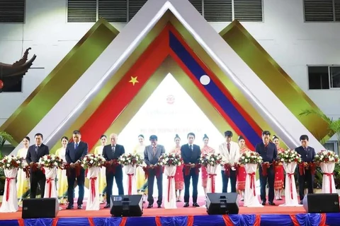 El embajador vietnamita en Laos, Nguyen Ba Hung, y los delegados cortan cinta de inauguración. (Fuente: VNA)