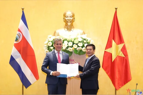 El ministro costarricense de comercio exterior, Manuel Tovar, entrega una nota en la sede del Ministerio de Industria y Comercio en Hanoi sobre el reconocimiento a Vietnam como país con economía de mercado. (Fuente: VNA)