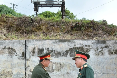 El viceministro vietnamita de Defensa, Hoang Xuan Chien, y su homólogo laosiano Vongkham Phommakone. (Fuente: qdnd.vn)