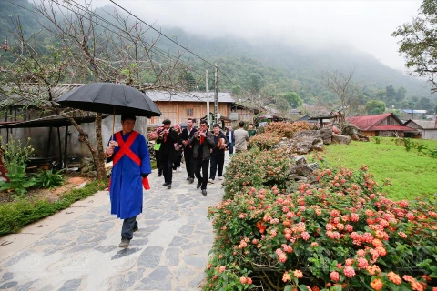 La procesión nupcial de la etnia Giay en el norte de Vietnam