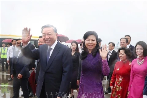 El secretario general del Partido Comunista y presidente de Vietnam, To Lam, y su esposa llegaron al aeropuerto internacional de Baiyun, la ciudad de Guangzhou, provincia de Guangdong, China. (Fuente: VNA)