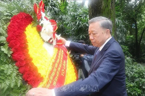 El secretario general del Partido Comunista y presidente de Vietnam, To Lam, deposita flores ante la tumba del mártir Pham Hong Thai. (Fuente: VNA)