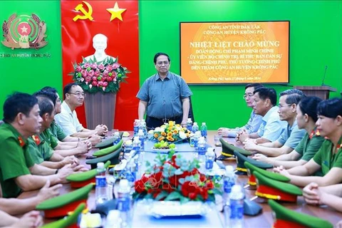 El primer ministro Pham Minh Chinh sostiene una reunión de trabajo con la policía del distrito de Krong Pac. (Fuente: VNA)