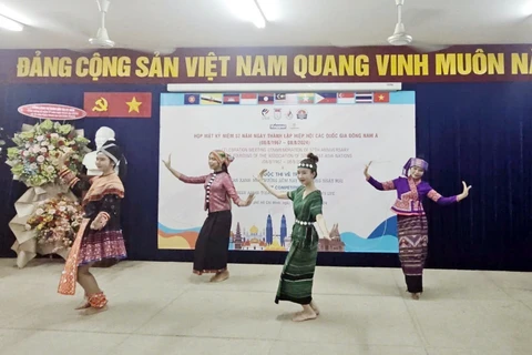 Presentan danzas tradicionales de países miembros de la ASEAN. (Fuente: VNA)