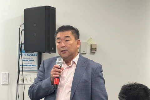 Sean Lam, representante de las empresas vietnamitas en Estados Unidos habla en el evento. (Foto: VNA)