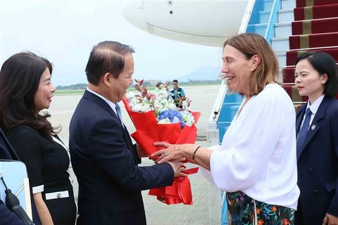 El jefe de la Comisión de Asuntos Jurídicos de la Asamblea Nacional de Vietnam, Hoang Thanh Tung, recibe a la presidenta del Senado de Australia, Sue Lines, en el aeropuerto internacional de Noi Bai, Hanoi. (Fuente: VNA)