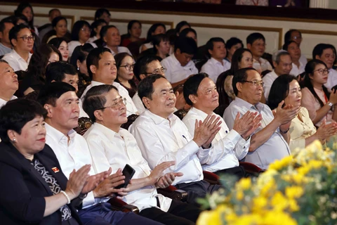 El presidente de la Asamblea Nacional Tran Thanh Man y los delegados asisten al programa artístico. (Fuente: VNA)