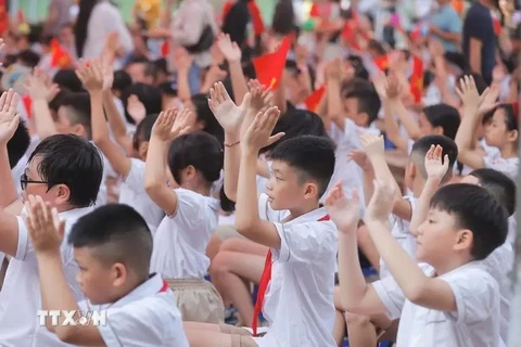 Alumnos de la escuela primaria de Gia Quat, en el distrito de Long Bien, en el día de inicio del año escolar 2024-2025. (Fuente: VNA)