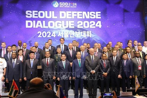 El primer ministro de Corea del Sur, Han Duck Soo, y jefes de delegaciones de defensa de los países participantes. (Fuente: VNA)