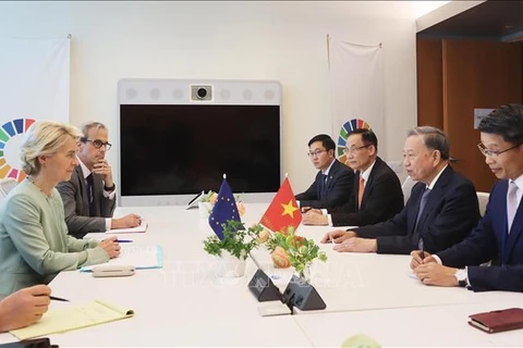 El secretario general del Partido Comunista y presidente de Vietnam, To Lam, se reúne con la presidenta de la Comisión Europea, Ursula von der Leyen. (Fuente: VNA)