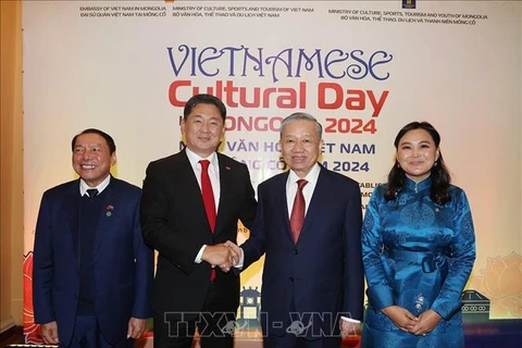 El secretario general del Partido Comunista y presidente de Vietnam, To Lam, y el presidente de Mongolia, Ukhnaagiin Khurelsukh, toman fotografía. (Fuente: VNA)