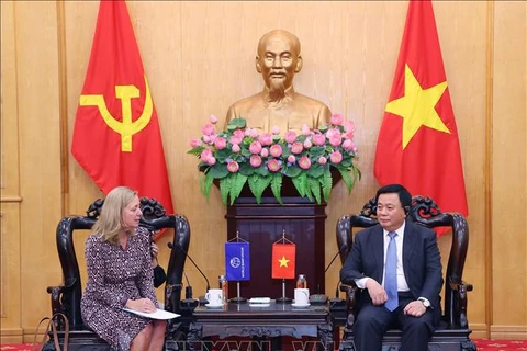 El miembro del Buró Político, director de la Academia Nacional de Política Ho Chi Minh y presidente del Consejo Teórico Central, Nguyen Xuan Thang, recibe a la directora del Banco Mundial en Vietnam, Mariam Sherman. (Fuente: VNA)