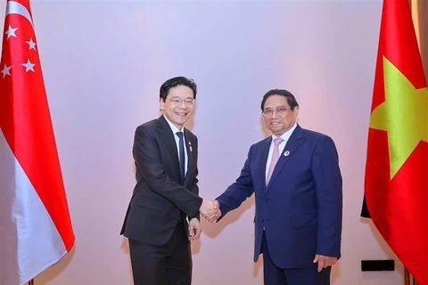 El primer ministro vietnamita, Pham Minh Chinh, y su homólogo singapurense, Lawrence Wong. (Fuente: VNA)