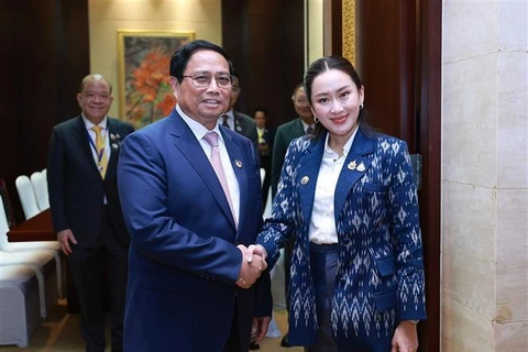 El primer ministro de Vietnam, Pham Minh Chinh, sostiene el 9 de octubre en Vientiane, Laos, un encuentro con su homóloga tailandesa, Paetongtarn Shinawatra. (Fuente: VNA)