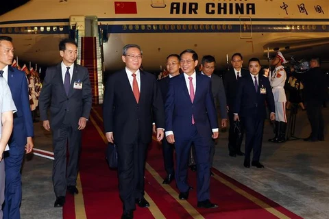 El viceprimer ministro y canciller de Vietnam, Bui Thanh Son, recibe al primer ministro de China, Li Qiang, en el aeropuerto internacional de Noi Bai. (Fuente: VNA)