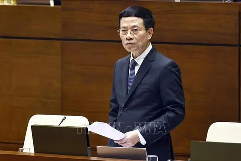 El ministro de Información y Comunicación, Nguyen Manh Hung, responde a los diputados. (Fuente: VNA)