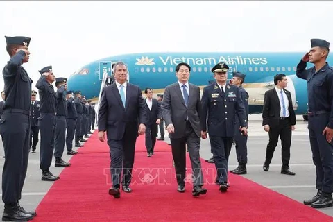 El presidente Luong Cuong llega al aeropuerto internacional de Jorge Chávez en Lima, iniciando su visita oficial a Perú y participación en la Semana de Alto nivel del Foro de Cooperación Económica Asia-Pacífico (APEC) 2024. (Fuente: VNA)