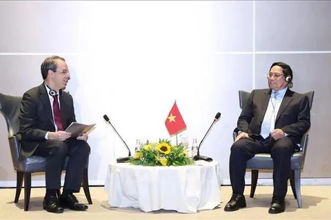 El primer ministro de Vietnam, Pham Minh Chinh, recibe al vicepresidente global del Grupo Embraer, José Serrador. (Fuente: VNA)