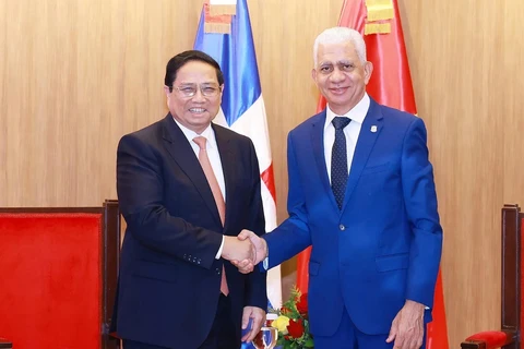 El primer ministro de Vietnam, Pham Minh Chinh, y el presidente del Senado de República Dominicana, Ricardo de los Santos Polanco. (Fuente: VNA)