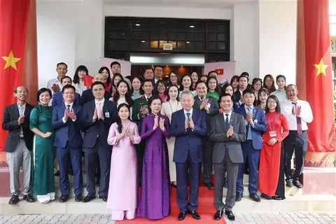 El secretario general del Partido Comunista de Vietnam, To Lam, y su esposa y representantes de la comunidad vietnamita en Malasia. (Fuente: VNA)