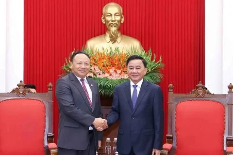 El miembro del Buró Político, integrante permanente del Secretariado del Comité Central del Partido Comunista de Vietnam y jefe de la Comisión de Control Disciplinario, Tran Cam Tu, recibe al secretario del Comité Central de la Unión de la Juventud Popular Revolucionaria de Laos, Monexay Laomoaxong. (Fuente: VNA)