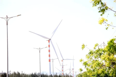Ветряная электростанция расположена примерно в 30 км от города Куиньон, вдоль национальной автомагистрали № 19B, ведущей к общине Каттьен в уезде Фукат. (Фото: ВИА)