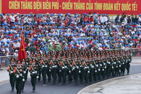 Военнослужащие принимают участие в параде по случаю 70-летия победы при Дьенбьенфу на стадионе провинции Дьенбьен утром 7 мая (Фото: ВИА)